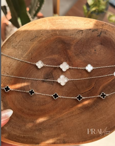 Trevos e pulseiras em madrepérola e ônix