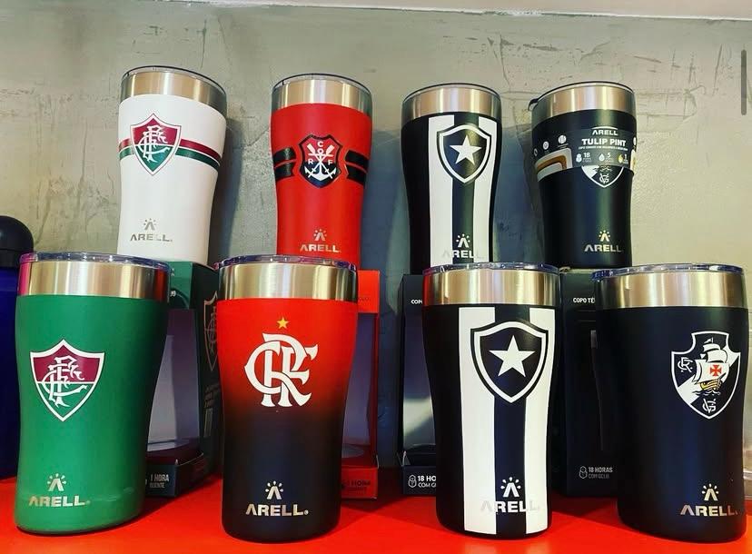 Garrafas e copos de time