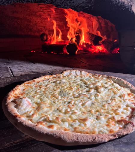 Pizza no forno á lenha